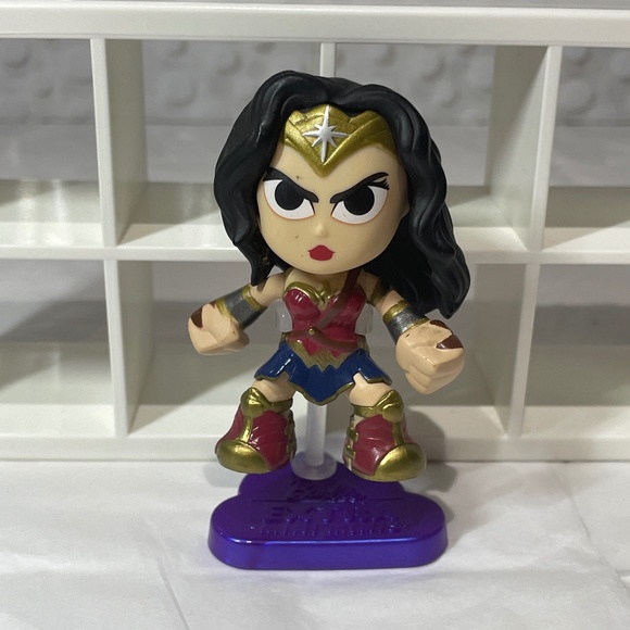 🎉5 for $10- Funko Mystery Minis Vinyl Wonder Woman figure - Picture 1 of 4